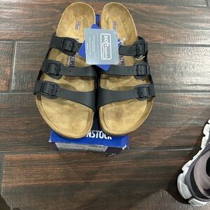 Birkenstock soft footbed Three-Strap Sandals in Black and Brown